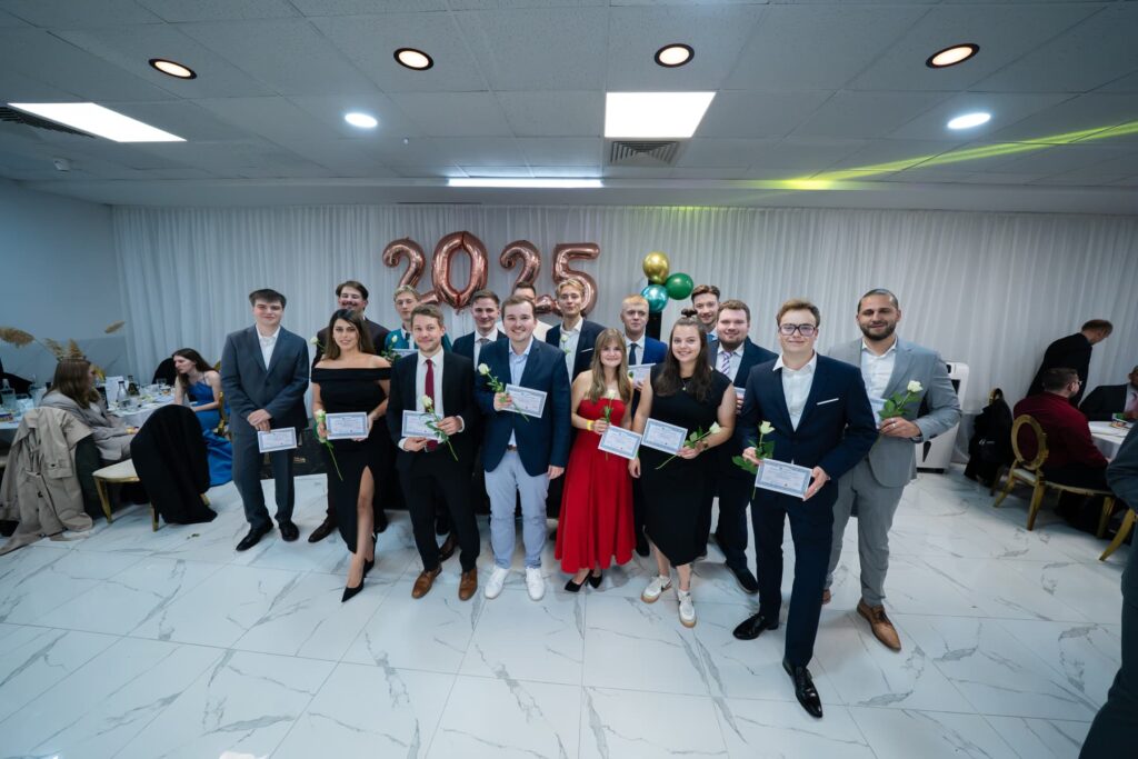 Absolventinnen und Absolventen mit Urkunden beim Absolventenball 2025