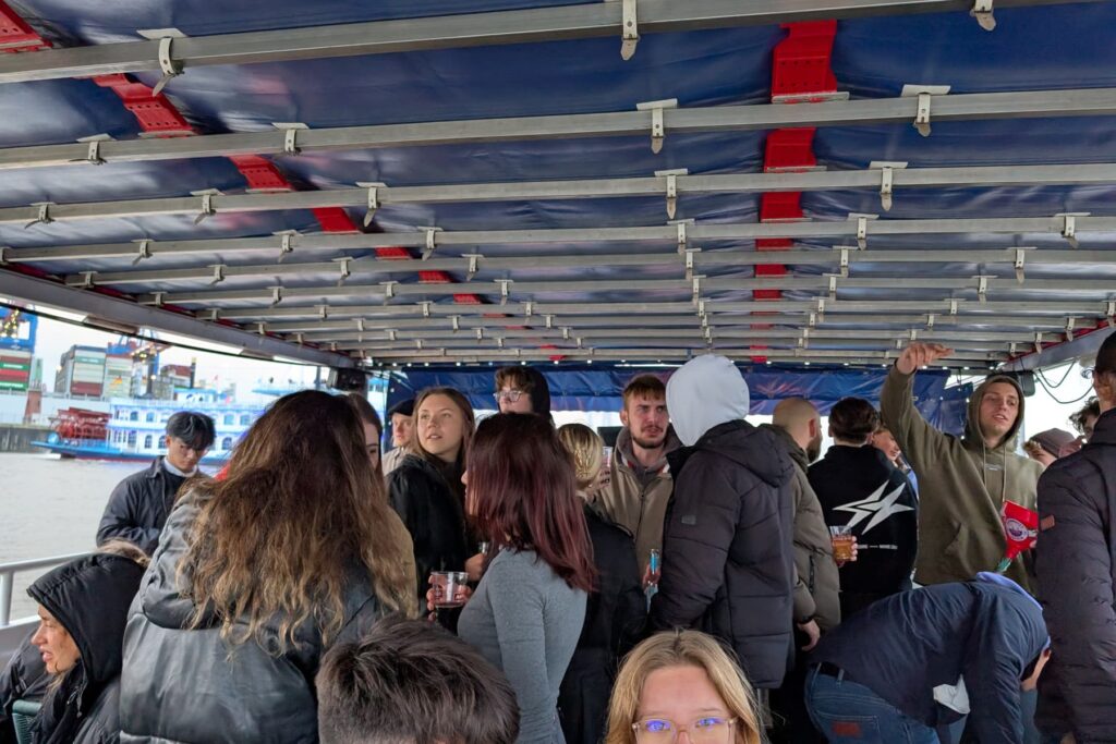 Erstis auf dem Oberdeck einer Barkasse im Hamburger Hafen