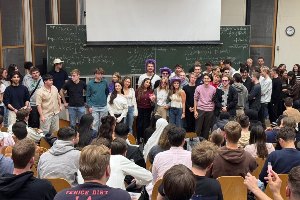 Erstis und Tutoren vor der Tafel im Hörsaal