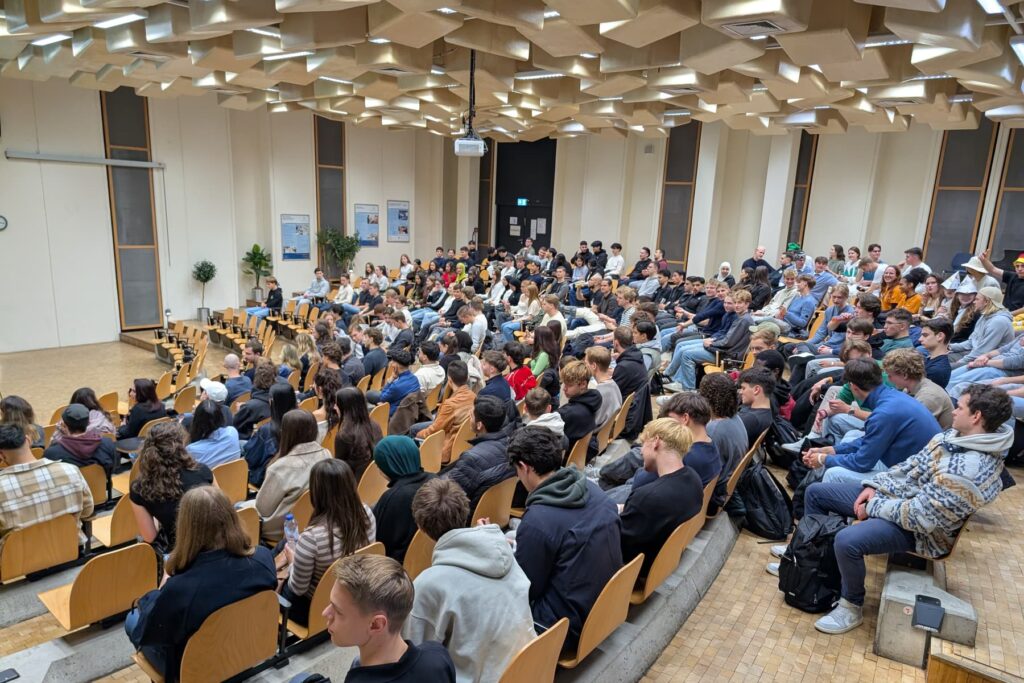 Voll besetzter Hörsaal während der OE-Woche