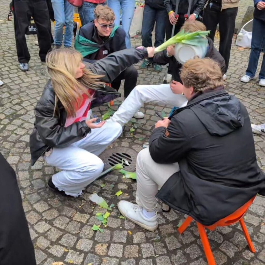 Zwei Erstis beim Spiel auf dem Kopfsteinpflaster