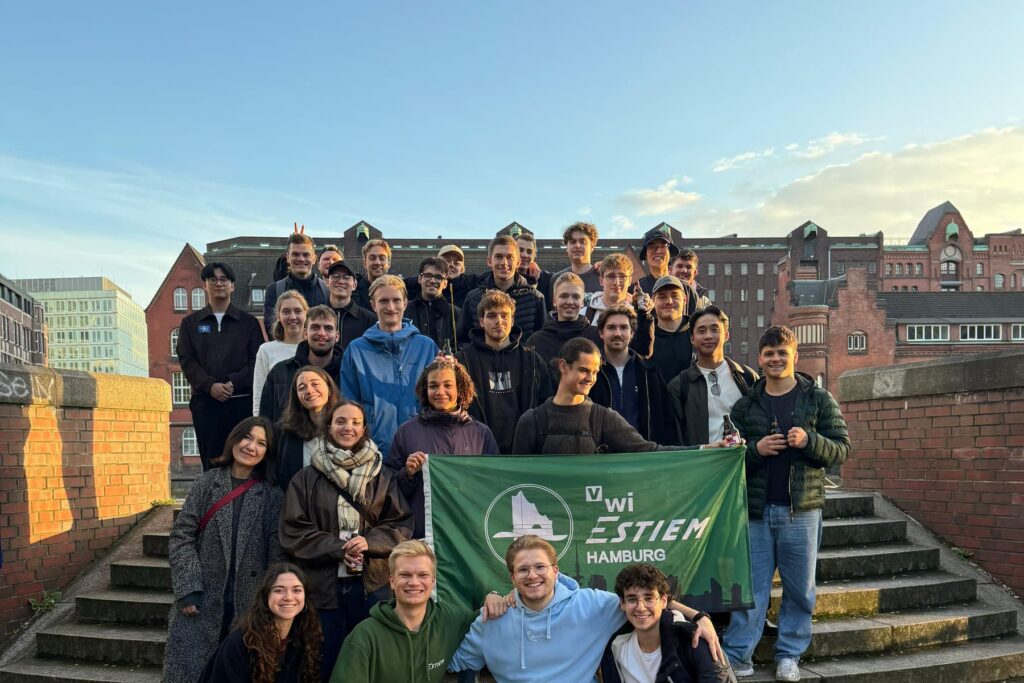 VWI/ESTIEM-Gruppe mit Flagge auf einer Treppe in der Hafencity